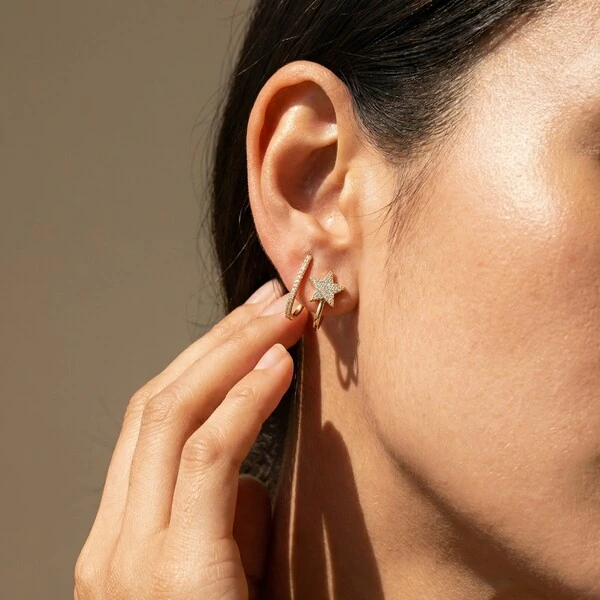 Brinco Ear Hook Estrela Cravejada Zircônias | Banho de Ouro 18k | 2,1x1,3cm