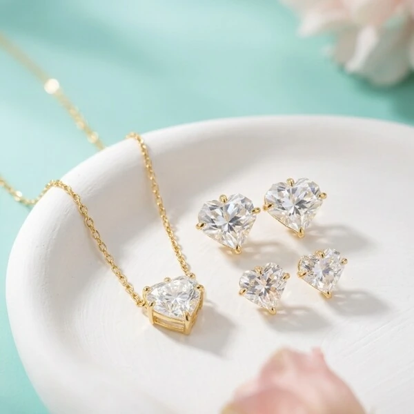 Brinco Coraçao Moissanite Ice Cut Prata 8 MM com Banho de Ouro 18 K