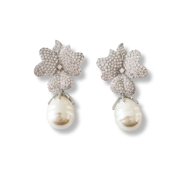 Brinco Flor Cravejada Pérola Barroca Sarah Ródio Branco