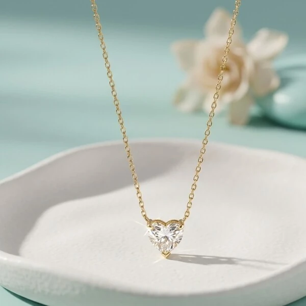 Colar Coraçao Moissanite Ice Cut Prata 8 MM com Banho de Ouro 18 K