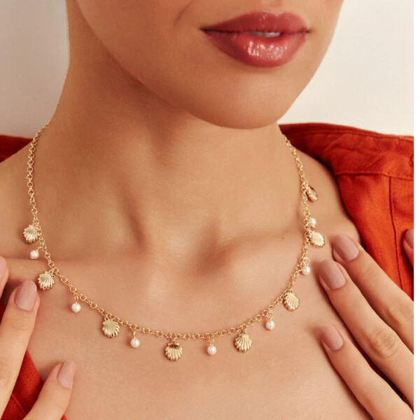 Colar Concha e Pérolas Banho de Ouro 18 K