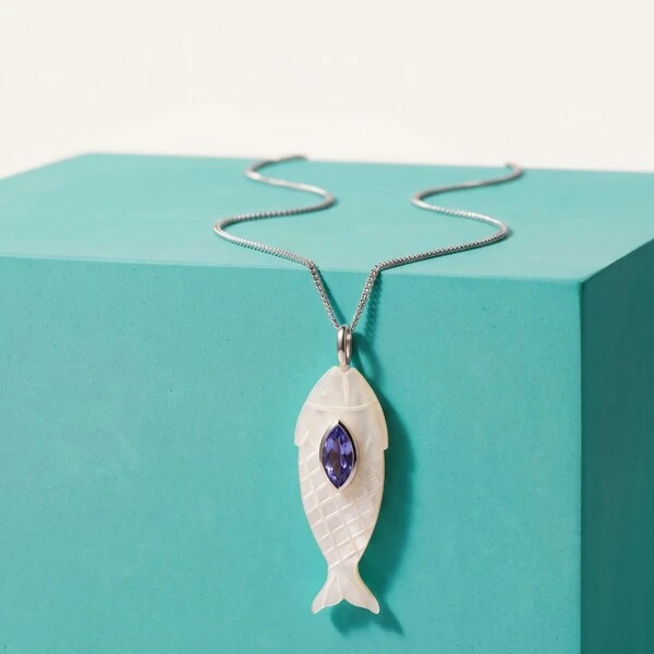Colar Ichthys em Madrepérola com Zircônia Navete Lavanda | Prata 925 com Ródio | 4 cm × 1,5 cm | 60–