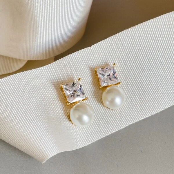 Brinco Zircônia Quadrada com Pérola Shell Banho de Ouro 18K