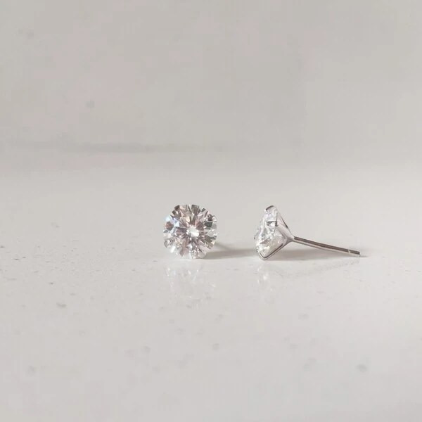 Brinco Ponto de Luz Moissanite 8 MM Prata 925