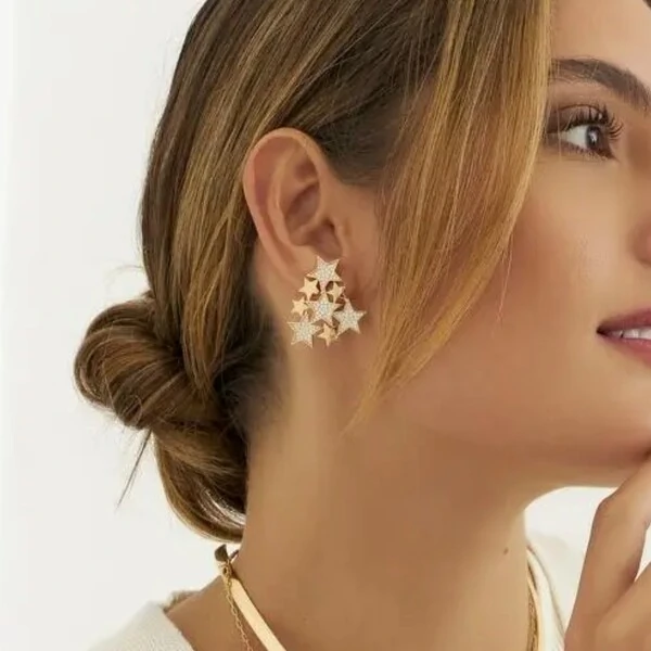 Brincos Estrelas Cravejadas e Fixas Banho de Ouro 18 K