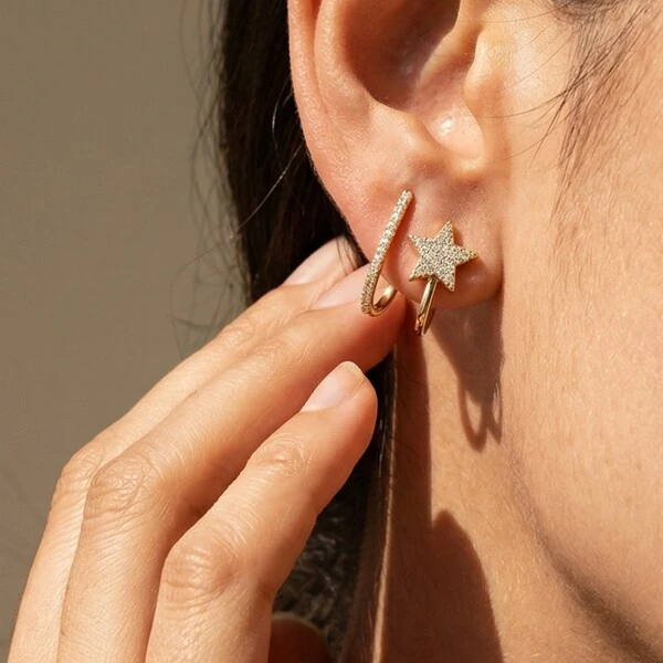 Brinco Ear Hook Estrela Cravejada Zircônias | Banho de Ouro 18k | 2,1x1,3cm