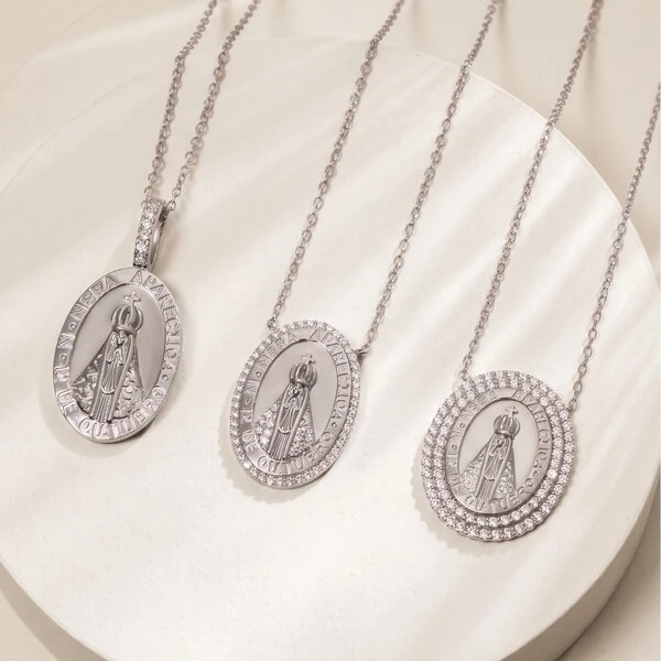 Colar Oval Nossa Senhora Aparecida Liso Moissanite na Argola Corrente Regulável Prata com Banho de R
