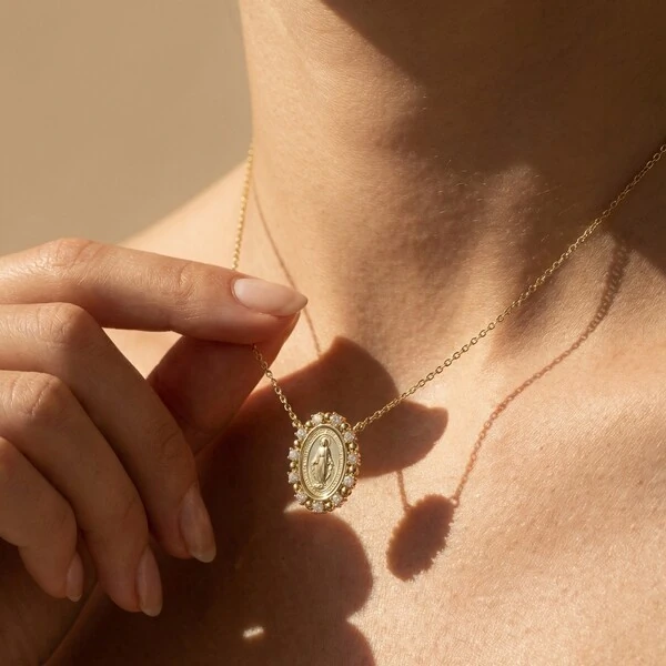 Colar Nossa Senhora das Graças Moissanite e Esferas | Prata com Banho de Ouro 18k | Medalha Milagros