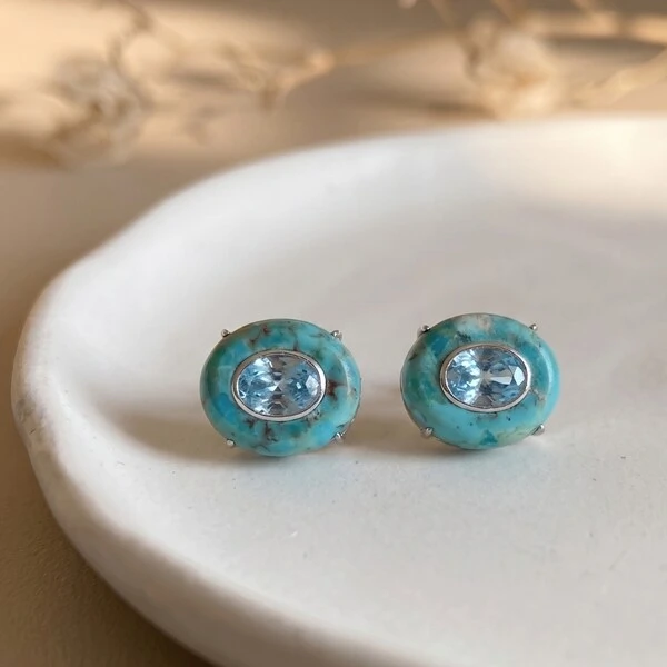 Brinco Oval Turquesa Reconstituída com Zircônia Água-Marinha | Prata 925 com Ródio | 2 cm × 1,3 cm