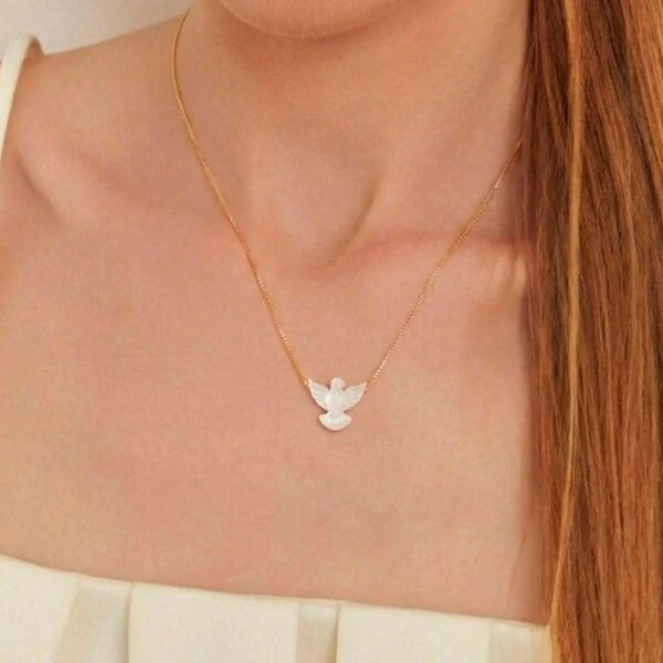 Colar Espírito Santo em Madrepérola Banho de Ouro 18 K