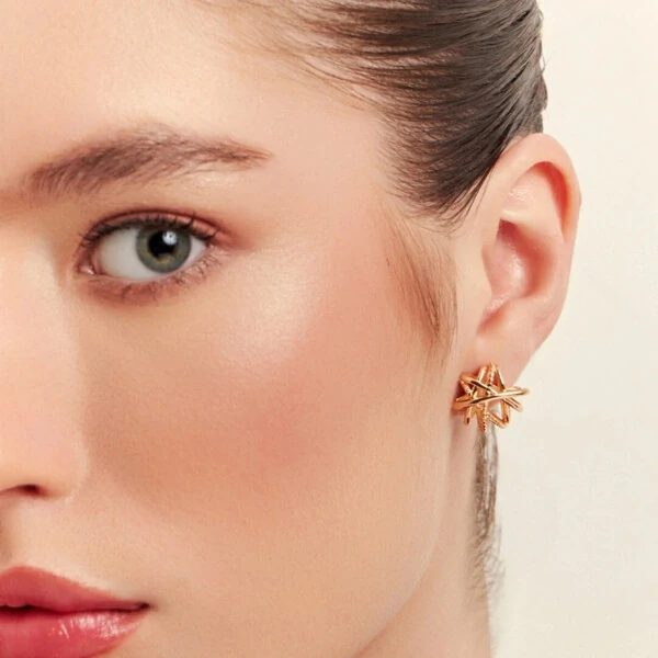 Brinco Estrela Trançada Brisa Banho de Ouro 18 K