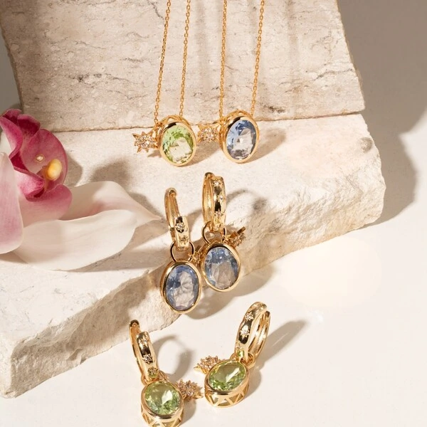 Argola com Charm Cristal Berilo Oval e Zircônias | Liga Metálica Banho Ouro 18k