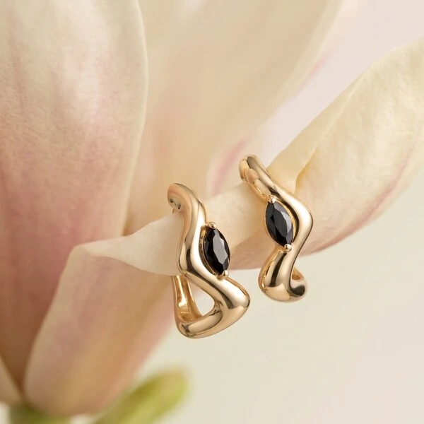 Argola Curva com Cristal Navete Preto | Liga Metálica Banho Ouro 18k | 1,9 cm × 2,2 cm