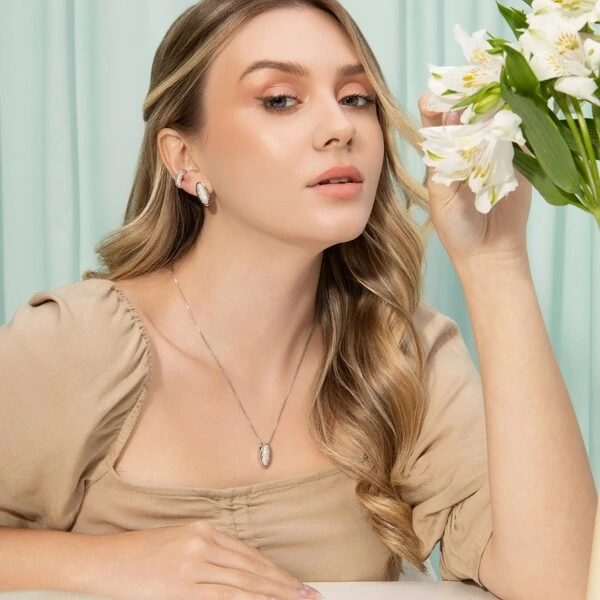 Brinco Oval Cravejado Ródio Branco