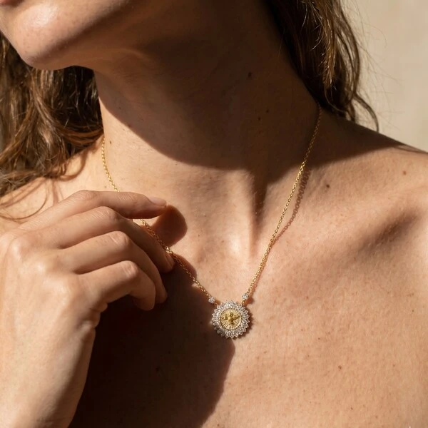 Colar Divino Espírito Santo Moissanite | Prata com Banho de Ouro 18k | Certificado GRA | Pingente 2c