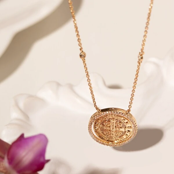 Colar Medalha Giratória São Bento com Zircônias | Liga Metálica Banho Ouro 18k | 50 cm