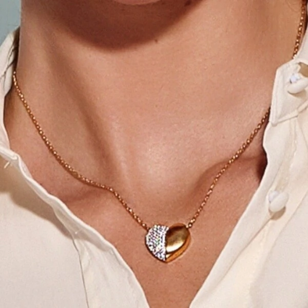 Conjunto Heart Fosco Acetinado e Zircônias | Banho de Ouro 18k | Brinco 1,9cm + Colar Pingente 1,9cm