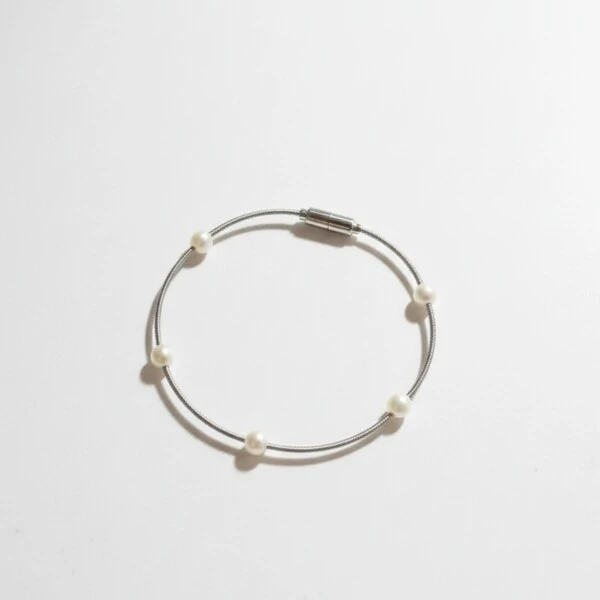 Pulseira Corda de Violão Solitária Pérolas Ródio Branco