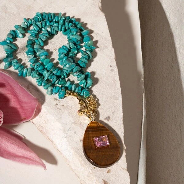 Colar Handmade Raolita Turquesa com Gota Olho de Tigre e Zircônia Rosa | Liga Metálica Banho Ouro 18