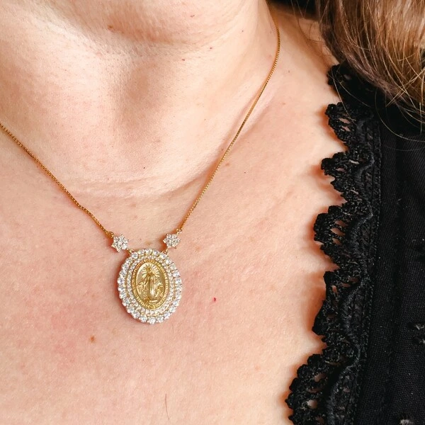 Colar Nossa Senhora das Graças Moissanite Engaste Dourado Corrente Regulável Prata com Banho de Ouro