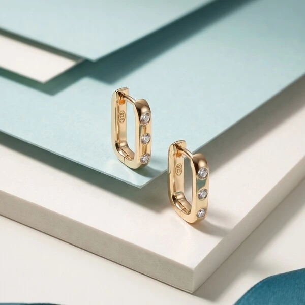 Argola Retangular com Moissanites Fecho Click | Prata 925 com Banho Ouro 18k | 1,5 cm × 1 cm