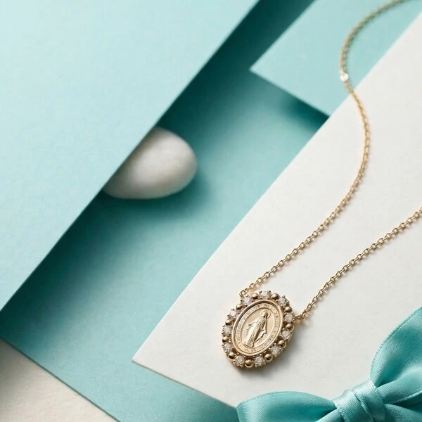 Colar Nossa Senhora das Graças Moissanite e Esferas | Prata com Banho de Ouro 18k | Medalha Milagros