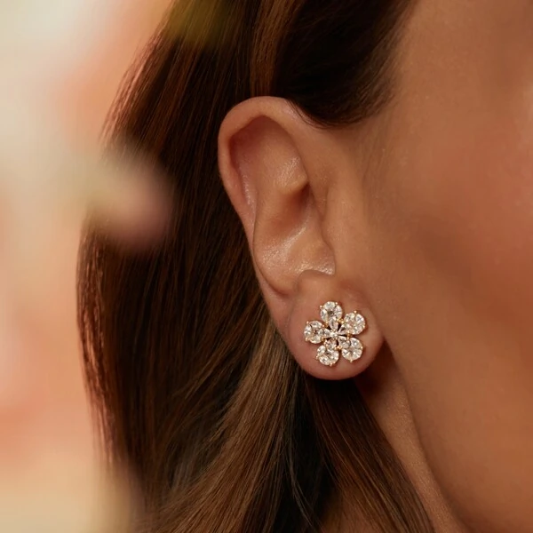 Brinco Flor de Zircônias Banho de Ouro 18K
