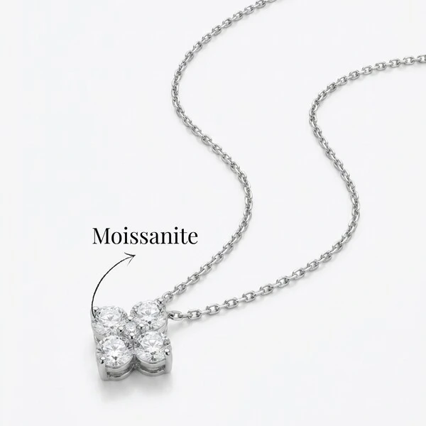 Colar Pingente Trevo com Moissanites | Prata 925 com Ródio | 0,4 cm | 1,2 ct | 40–45 cm