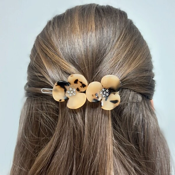 Clipe Trevo Duplo Tartaruga Clara Acetato