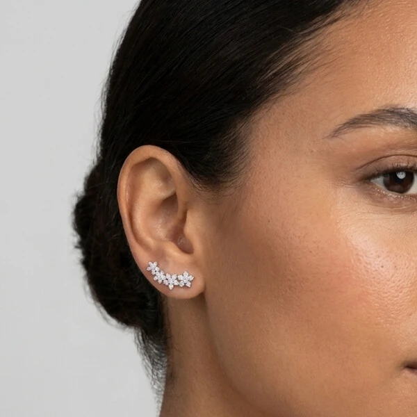 Brinco Ear Cuff 4 Flores de Moissanite | Prata 925 com Ródio | 1,5 cm × 0,5 cm