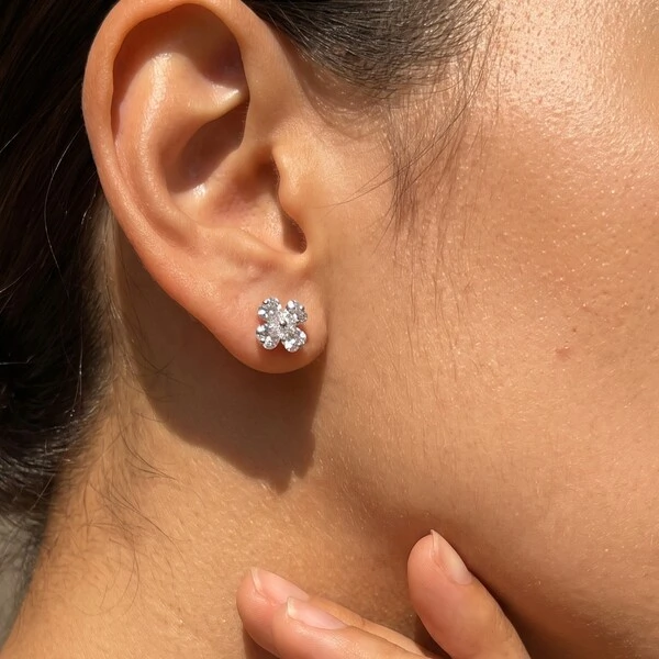 Brinco Trevo com Moissanites | Prata 925 com Ródio | 0,3 cm × 0,3 cm | 0.4 ct