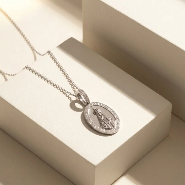 Colar Oval Nossa Senhora Aparecida Liso Moissanite na Argola Corrente Regulável Prata com Banho de R
