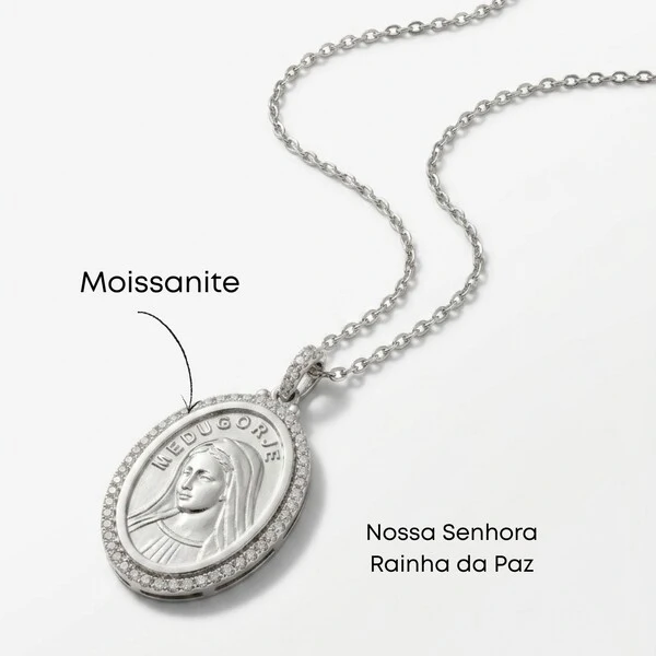 Colar Medalha Nossa Senhora Rainha da Paz com Moissanites | Prata 925 com Ródio | 3 cm × 2 cm | 42–4