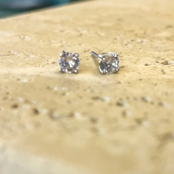 Brinco Ponto de Luz Zircônia 4 MM Prata 925