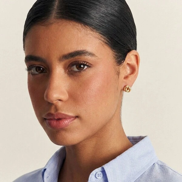 Brinco Nó Trançado Três Voltas Liso | Banho de Ouro 18k | 1,4x1,3cm