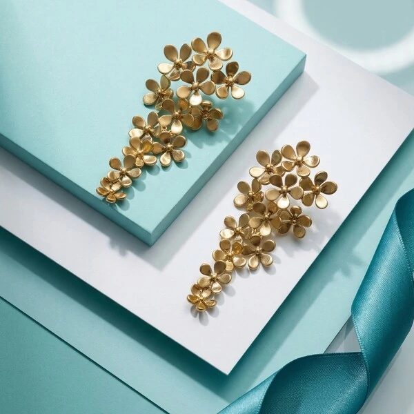 Brinco Pêndulo Flores Acetinado Coleção Duna | Banho de Ouro 18k | 6x2,5cm