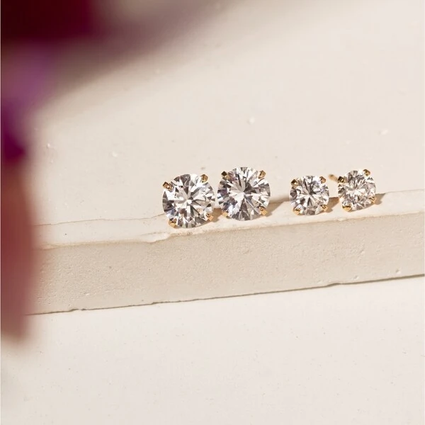 Kit 2 Pares de Brincos Solitários com Zircônias Brancas | Liga Metálica Banho Ouro 18k | 0,6 cm e 0,