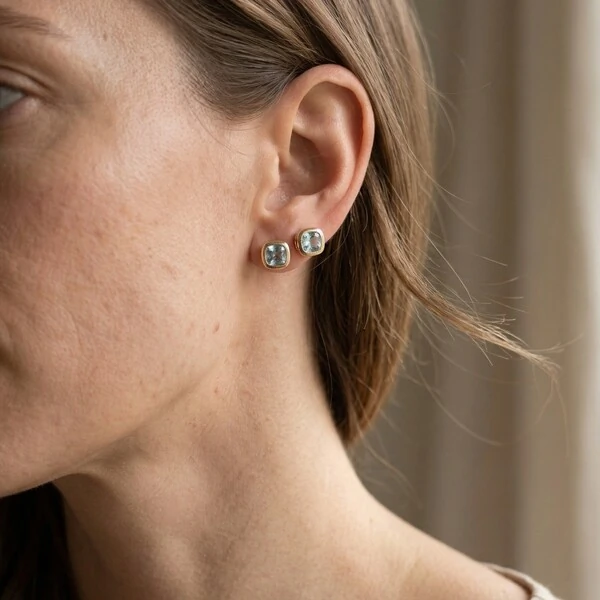 Brinco Quadrado Cristal Azul Claro | Banho de Ouro 18k | 7mm