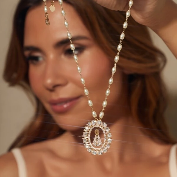 Colar Medalha Ovalada Nossa Senhora Aparecida Pérolas Coreanas Banho de Ouro 18k