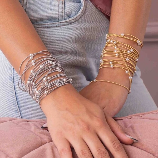 Pulseira Corda de Violão Pérolas Banho de Ouro 18 K