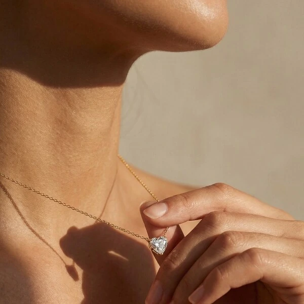 Colar Coraçao Moissanite Ice Cut Prata 8 MM com Banho de Ouro 18 K