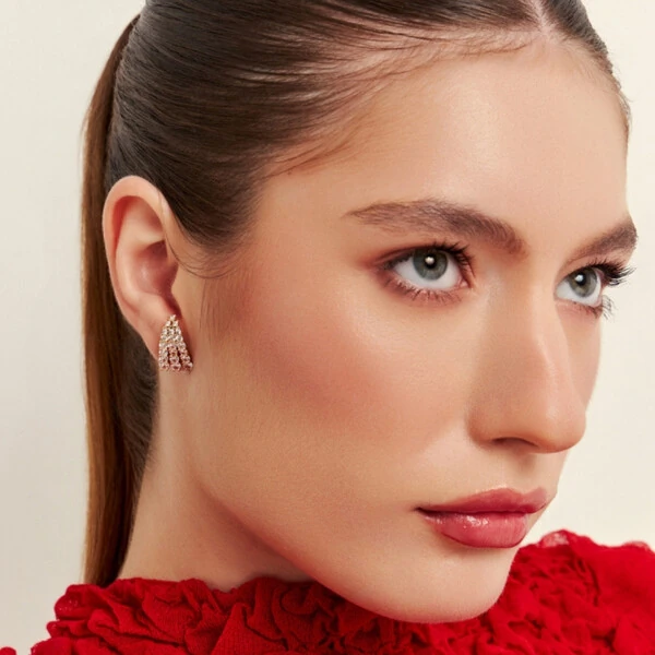 Brinco Curvo Três Fileiras Zircônias Banho de Ouro 18 K