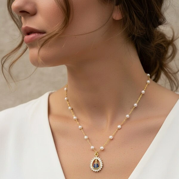 Colar Nossa Senhora Aparecida Pérolas e Zicônias Banho de Ouro 18 K