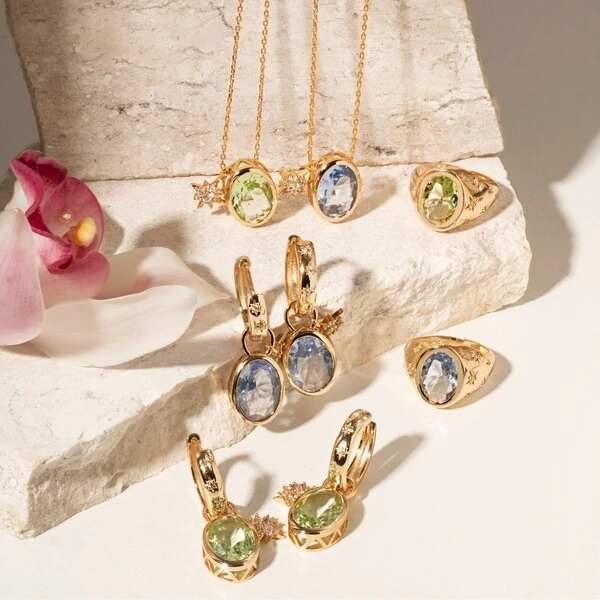 Argola com Charm Cristal London Blue Oval e Zircônias | Liga Metálica Banho Ouro 18k