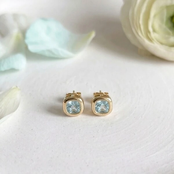 Brinco Quadrado Cristal Azul Claro | Banho de Ouro 18k | 7mm