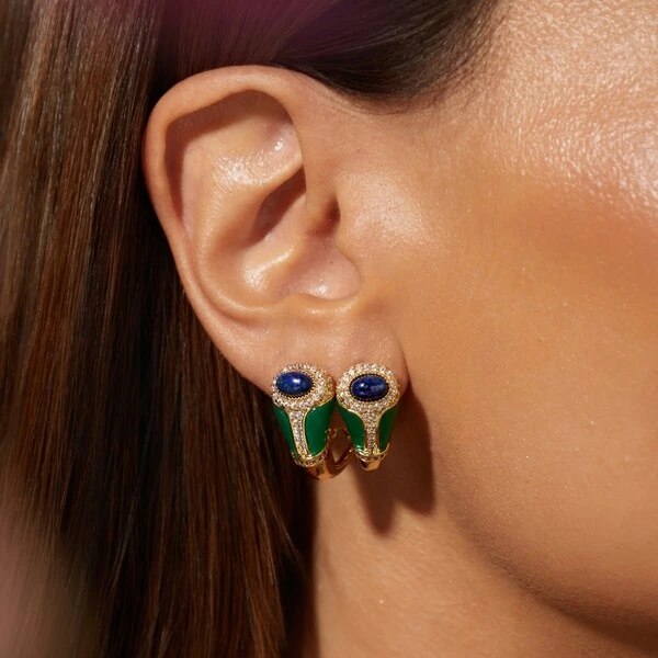 Brinco Oval Esculpido com Resina Jade Imperial, Zircônia Cabochão Azul Lápis-Lazúli e Zircônias Bran