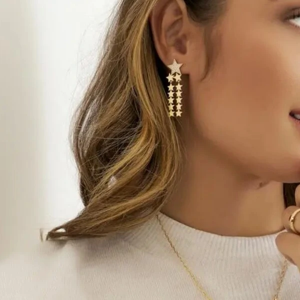 Brinco Pêndulo com Estrelas Cravejadas e Lisas Banho de Ouro 18 K