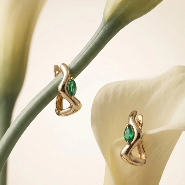 Argola Curva com Cristal Navete Verde | Liga Metálica Banho Ouro 18k | 1,9 cm × 2,2 cm