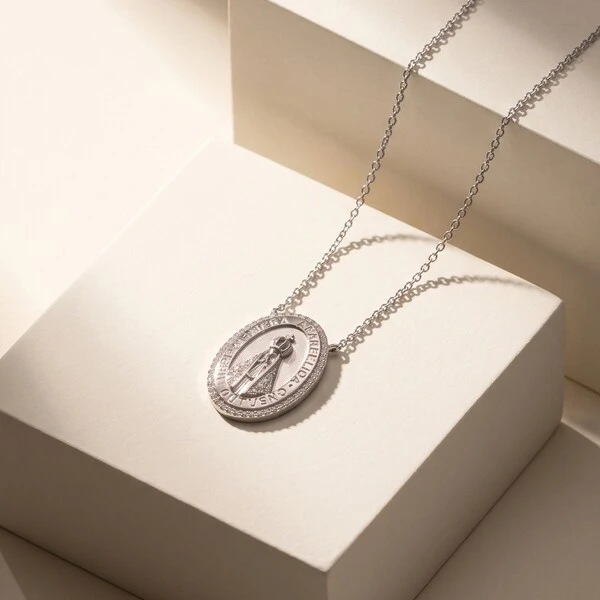 Colar Oval Nossa Senhora Aparecida Uma Fileira de Moissanite Corrente Regulável Prata com Banho de R