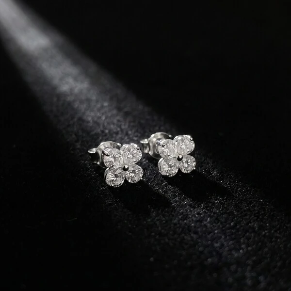 Brinco Trevo com Moissanites | Prata 925 com Ródio | 0,3 cm × 0,3 cm | 0.4 ct
